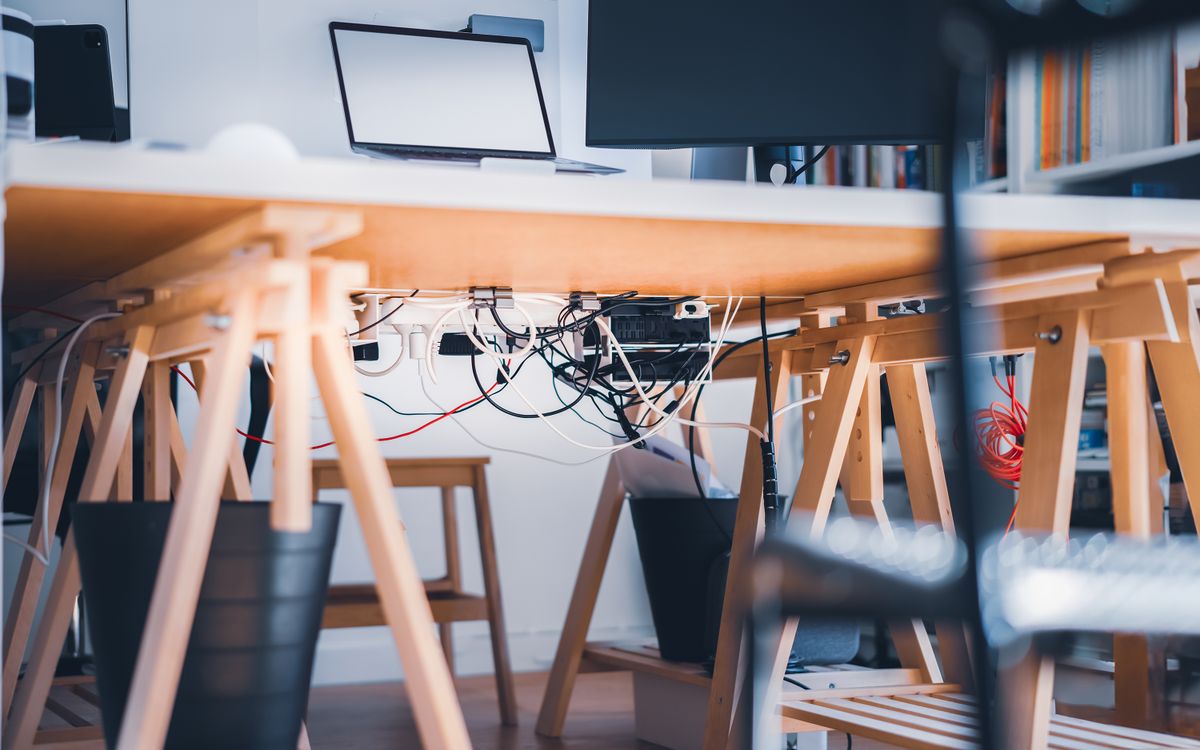 Cables and computer equipment in a home workspace